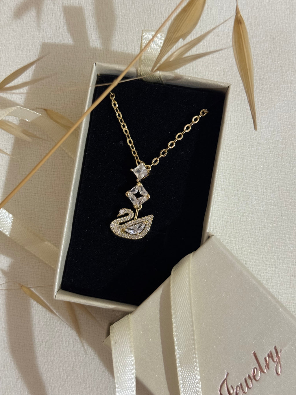 Collier swan in white
