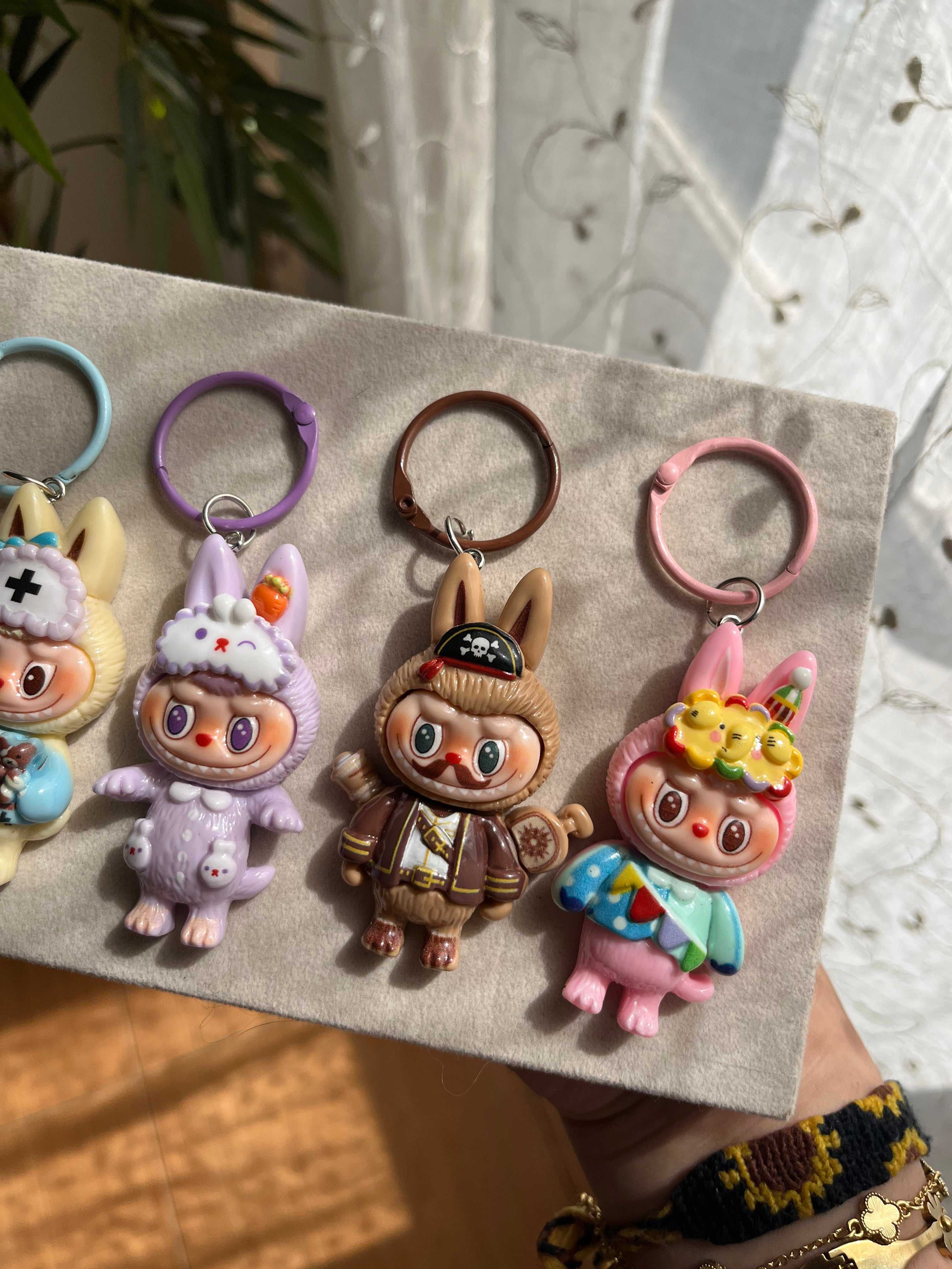 Mini labubu