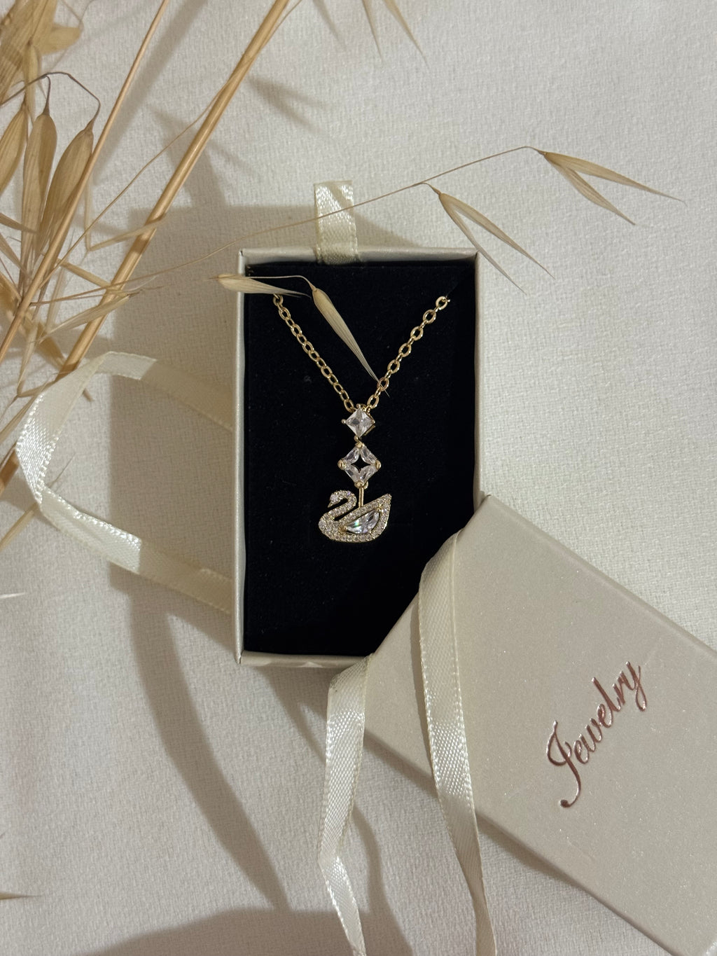 Collier swan in white
