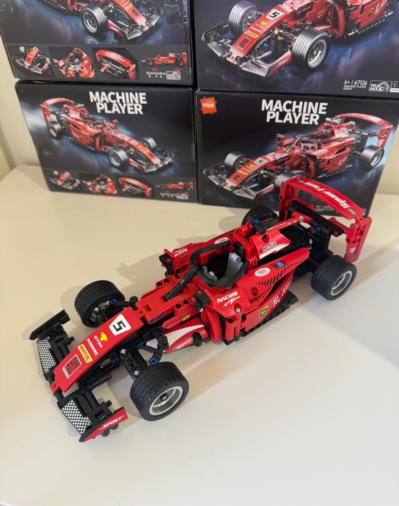 Voiture formula 1 en bricks de construction