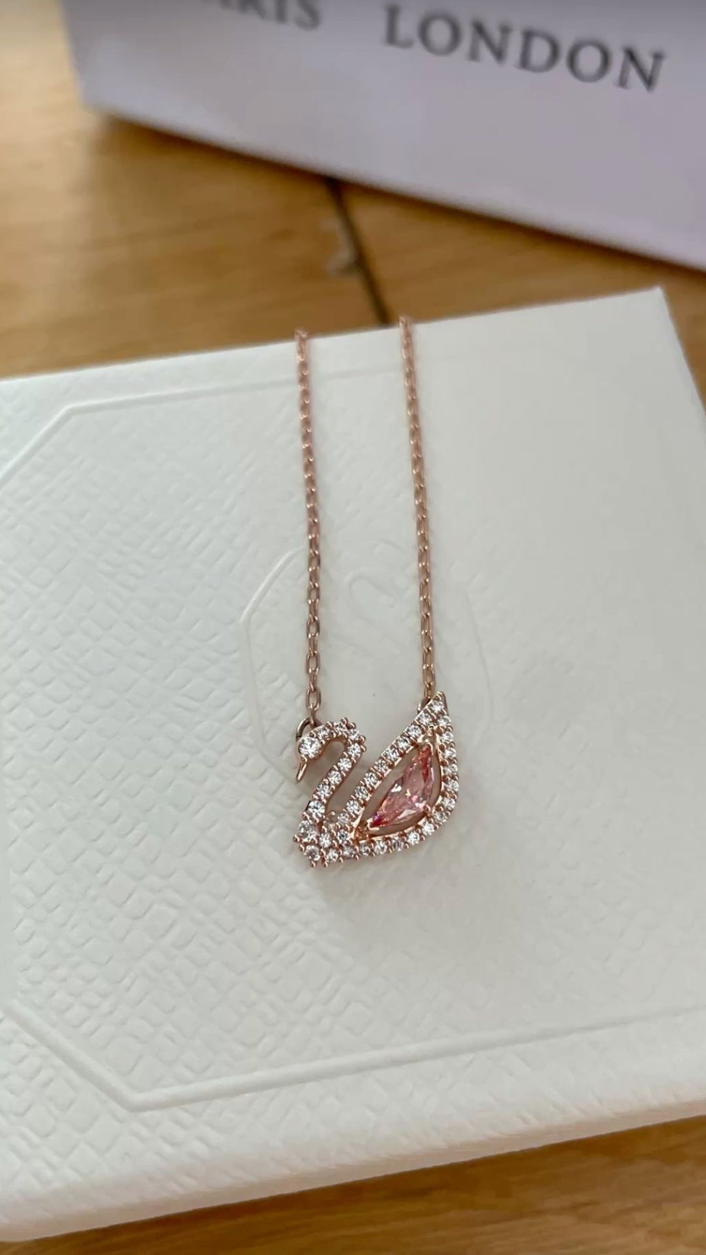 Collier swan pink